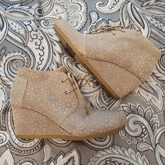 Toms Shoes - Toms Desert Wedge Laceup Ankle Booties Size 8